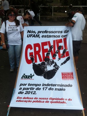 Movimento de professores da Universidade Federal do Amazonas (Foto: G1)