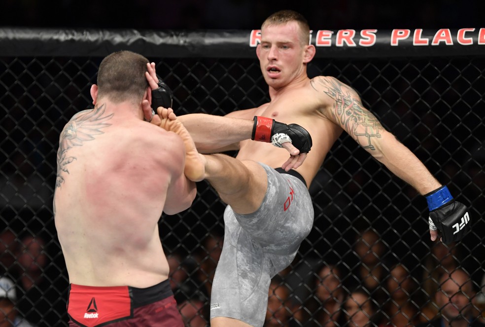 Krzysztof Jotko tenta um chute alto contra Marc-AndrÃ© Barriault â?? Foto: Jeff Bottari/Getty Images