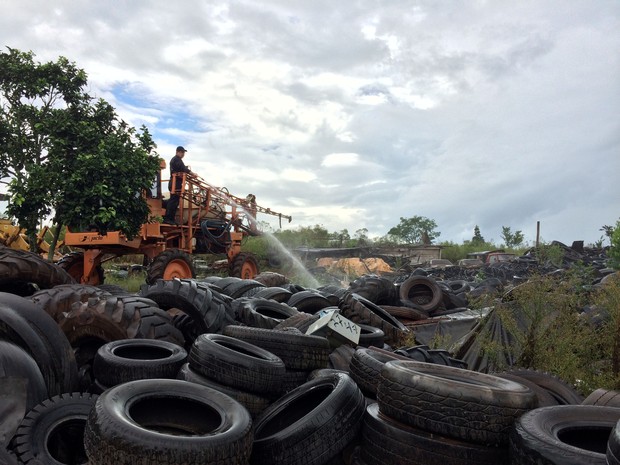 Caminhão iniciou dedetização do pneus encontrados em terreno (Foto: Fabricio Carvalho, divulgação/Prefeitura de Ernestina)