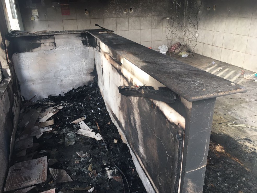 Incêndio atingiu parte que era utilizada como loja de conveniência (Foto: Valmir Custódio/G1)