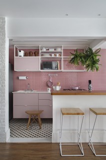 Na cozinha da blogueira Lu D'Angelo, a arquiteta Marcella Bacellar trouxe a cor rosa de uma forma menos romântica e mais industrial