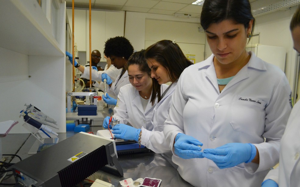 Pesquisadores da Faculdade de Ciências Farmacêuticas da USP em Ribeirão Preto (Foto: Adriano Oliveira/G1)