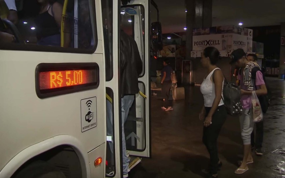 Valor da passagem passou de R$ 4 para R$ 5 (aumento de 25%) em linhas de ônibus e metrô (Foto: Reprodução/TV Globo)