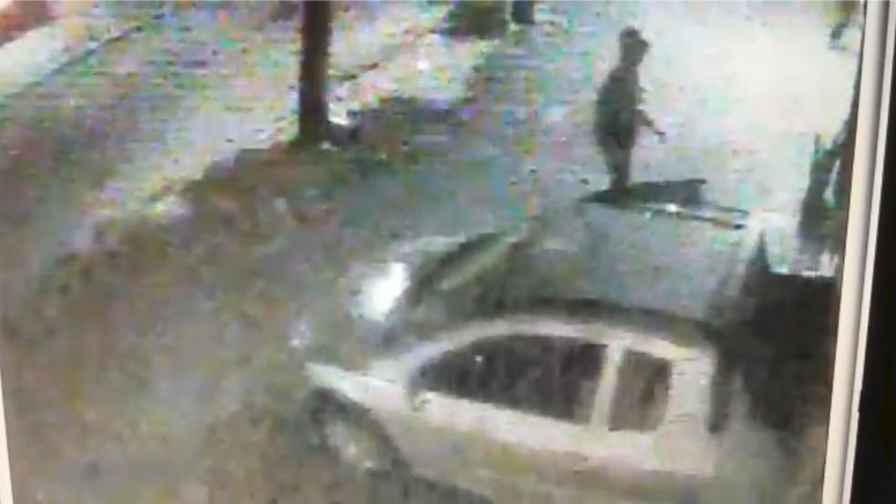 Criminosos usaram carro para arrombar loja no bairro Petrópolis, na Zona Leste da capital potiguar (Foto: Reprodução)