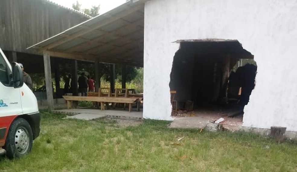 Parede que o caminhão atravessou em Sinimbu — Foto: Divulgação/Jornal Serrano