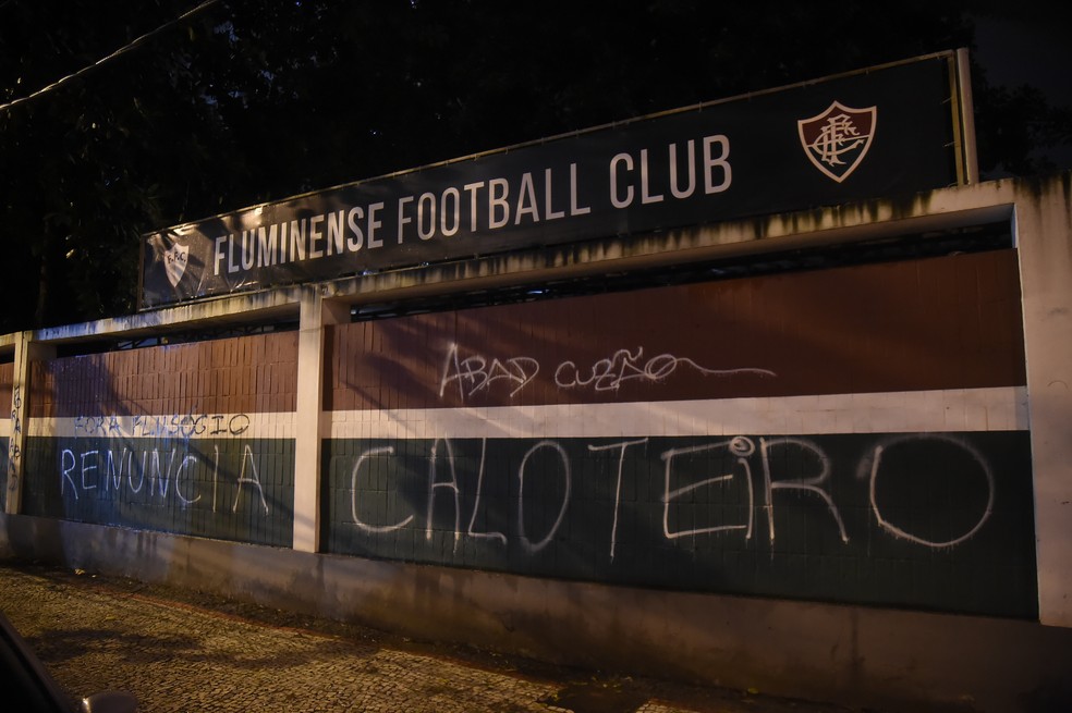 PichaÃ§Ãµes em muro das Laranjeiras apÃ³s empate do Fluminense â€” Foto: AndrÃ© DurÃ£o