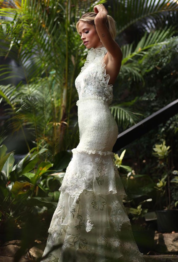 Carol Dias usa vestido assinado pela estilista Lethicia Bronstein (Foto: Divulgação)