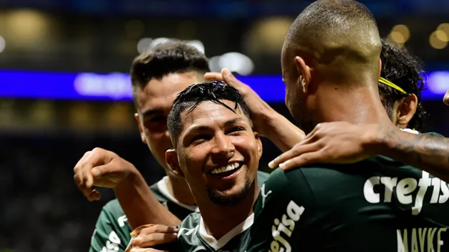 Palmeiras chega ao 4º gol sobre o Coritiba em duelo pelo Brasileirão; SIGA