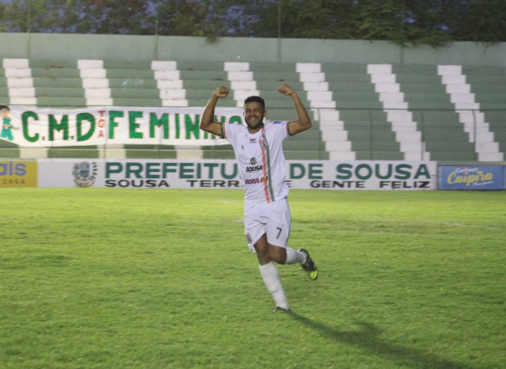 Liniker mostra a sua for�a ao comemorar o gol que deu a vit�ria ao Sousa sobre o Campinense � Foto: Jefferson Emmanuel / Sousa