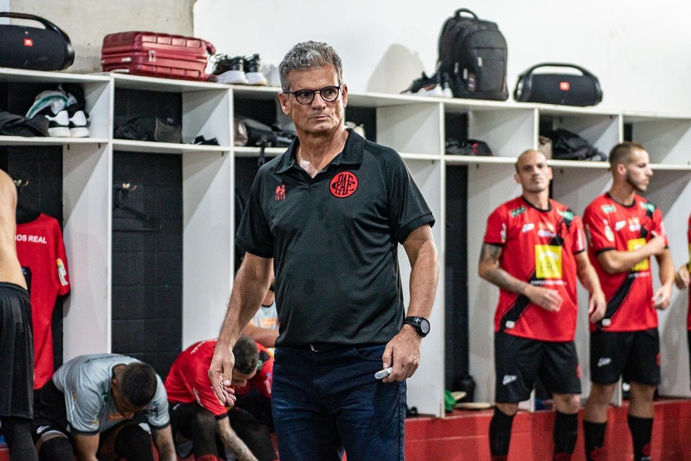 Eugênio Souza, técnico do Pouso Alegre no Mineiro 2023 — Foto: Chiarini Jr./Roma Comunicação 