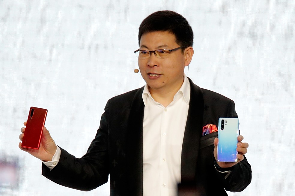 Richard Yu, presidente da Huawei, apresenta os aparelhos P30 em lançamento na França. — Foto: REUTERS/Charles Platiau