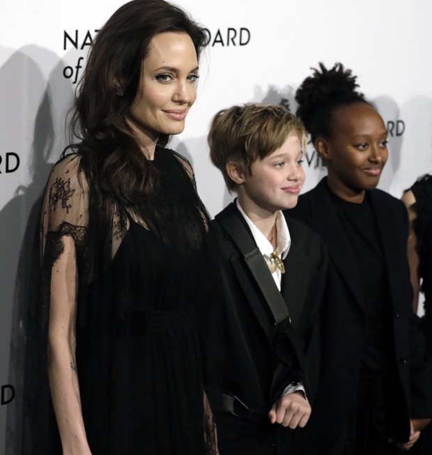 Angelina Jolie e as filhas Shiloh e Zahara (Foto: BackGrid)