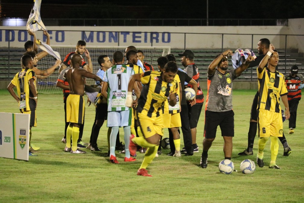 Jogadores de Timon-PI e Flamengo-PI abanam Djalma Alves — Foto: Felipe Soares/GloboEsporte.com