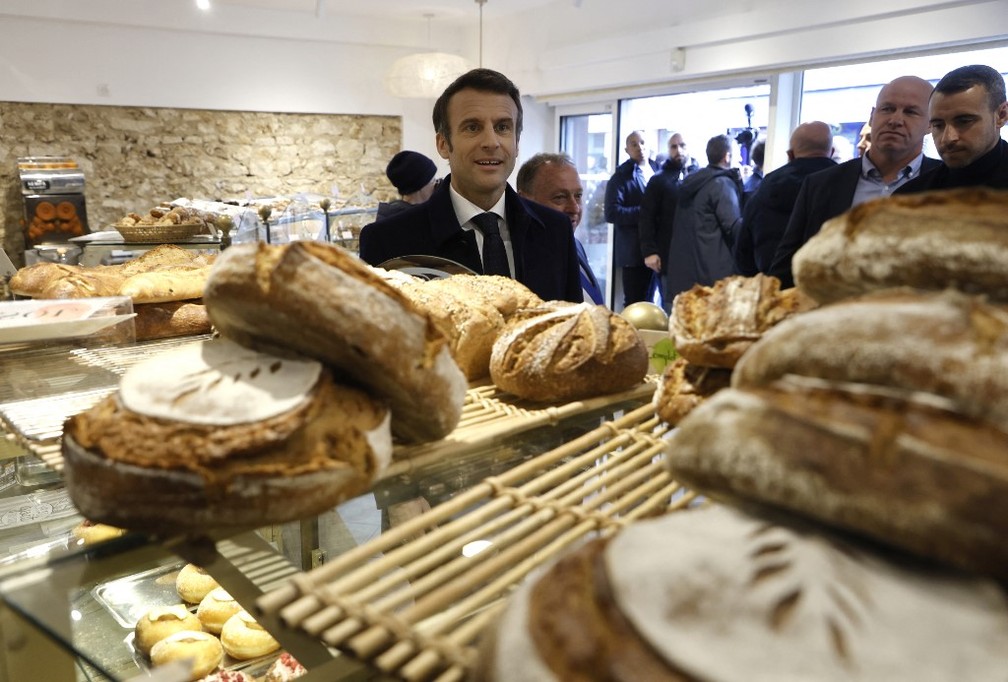 Emmanuel Macron visita uma padaria durante campanha eleitoral, em 31 de março de 2022 — Foto: Ludovic Marin / AFP