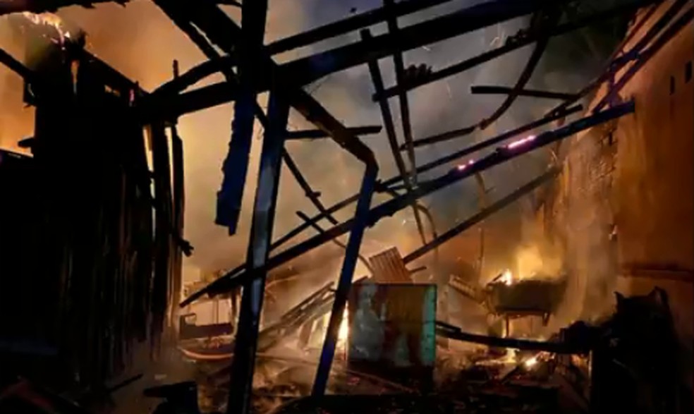Em Jaru, casa é destruída após incêndio por uso de fogos de artifício — Foto: Reprodução