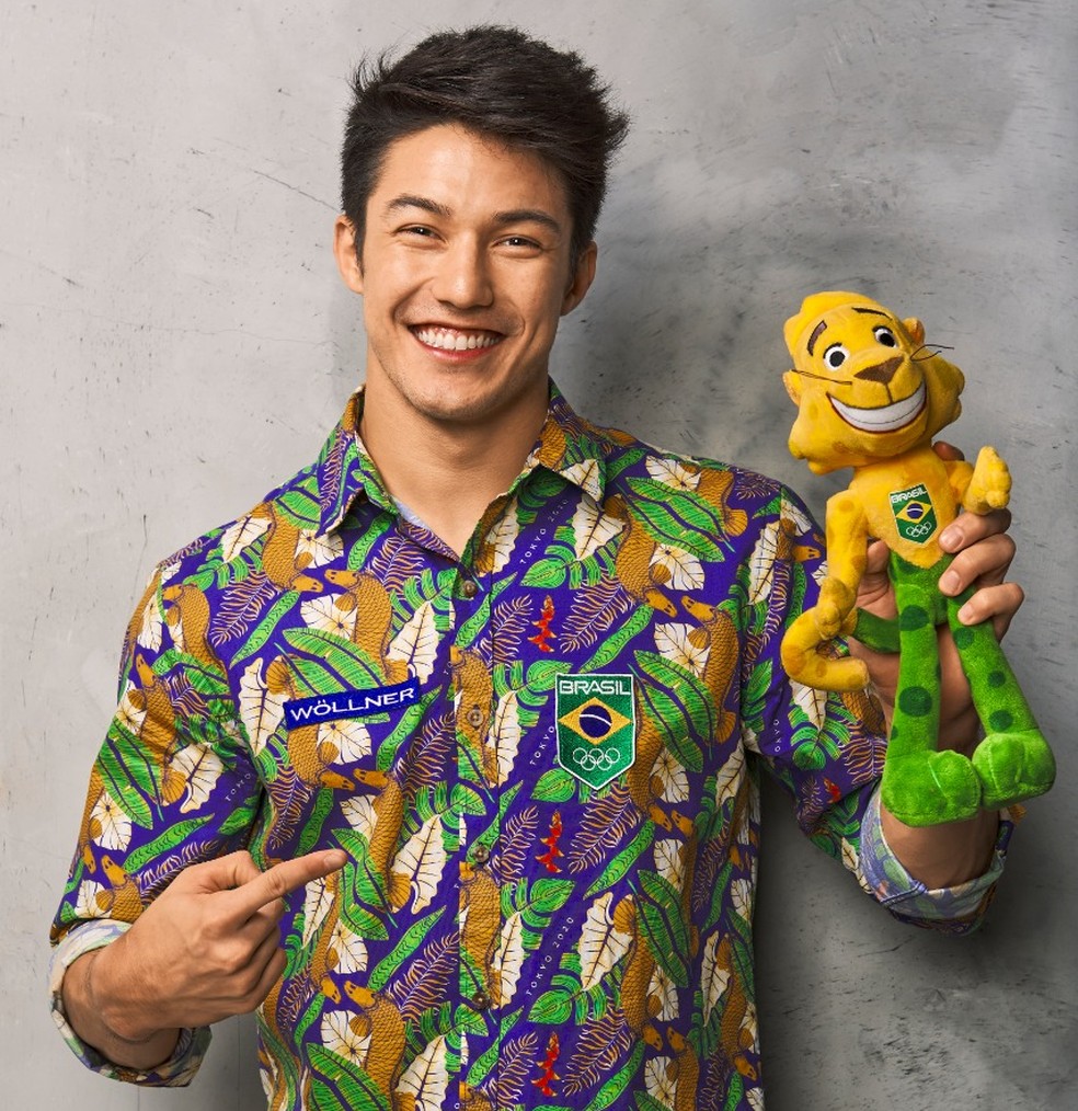 Ginasta Arthur Nory posa com o uniforme que o Time Brasil usaria na cerimônia de abertura dos Jogos — Foto: Fernando Veloso Leão