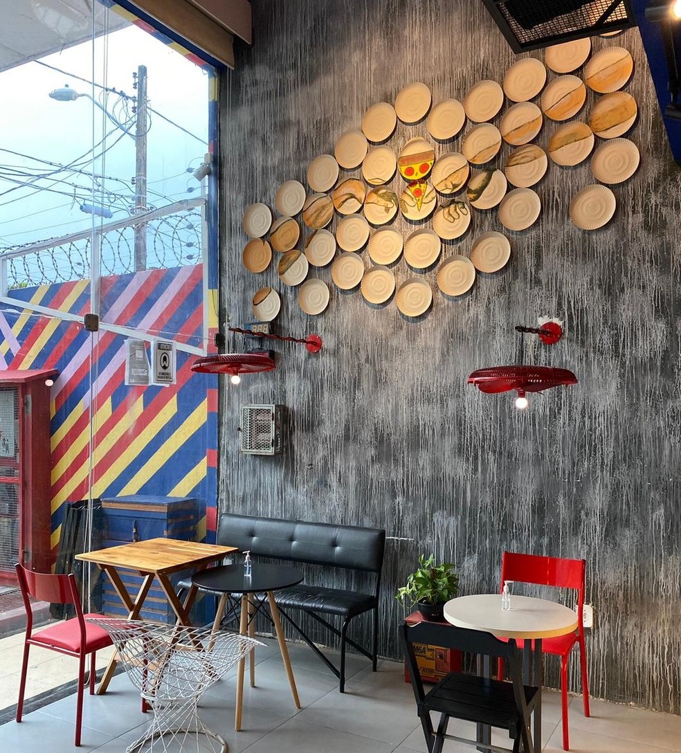 Itens de ferro velho, entre cadeiras e mesas, foram utilizados no projeto, além de pratos e um antigo equipamento de pescaria. — Foto: Arquivo pessoal