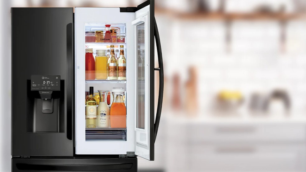 Evite abrir sua geladeira em excesso — Foto: Reprodução/LG