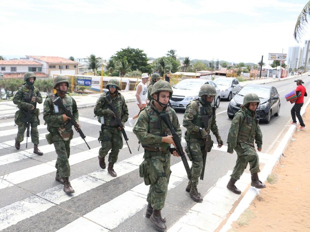 Militares estão nas ruas de Natal (Foto: Elias Medeiros)