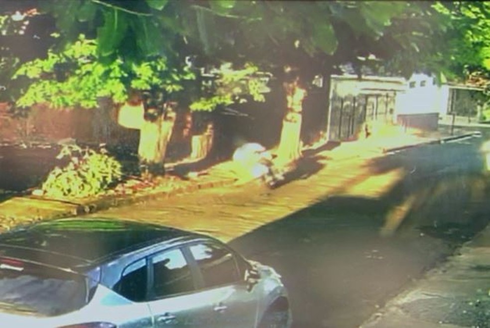 Moto invadiu calçada e bateu em muro de casa, em Sarandi — Foto: Câmera de monitoramento