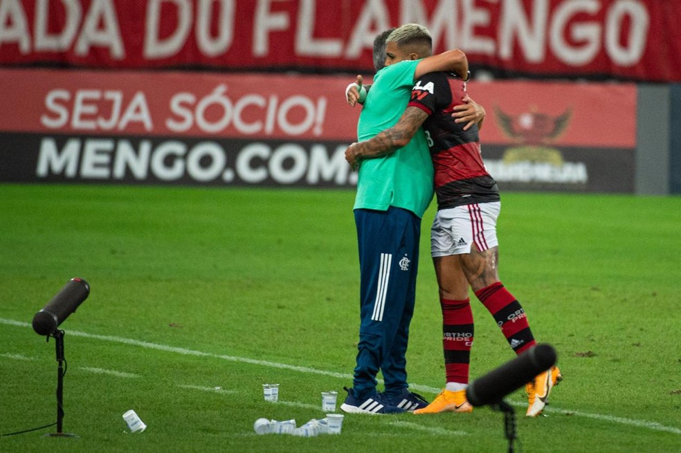 Abraço de Dome e Gabigol após gol no empate com o Grêmio — Foto: Alexandre Vidal / CRF