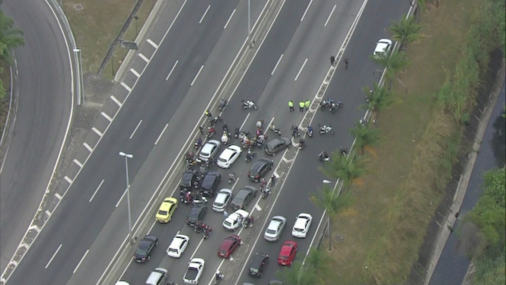 Motoristas aguardam reabertura da Linha Amarela, fechada por causa de operação na Cidade de Deus (Foto: Reprodução/ TV Globo)
