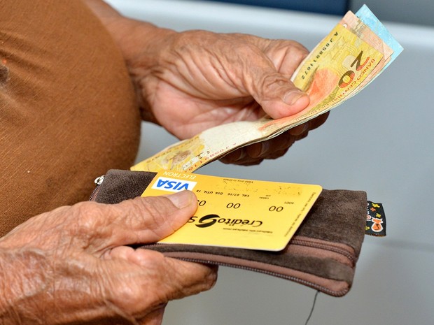 Beneficiários recebem crédito por cartão eletrônico (Foto: Fernando Oliveira/Governo de Roraima/Divulgação)
