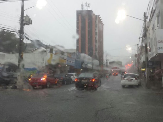 Motoristas enfrentam dificuldades para dirigir por Natal, após a chuva desta quarta-feira (Foto: João Gabriel Castro/G1)