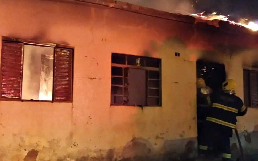 Incêndio destrói parte de telhado e estrutura de casa no bairro Vila Nunes, em Guaranésia, MG — Foto: Corpo de Bombeiros
