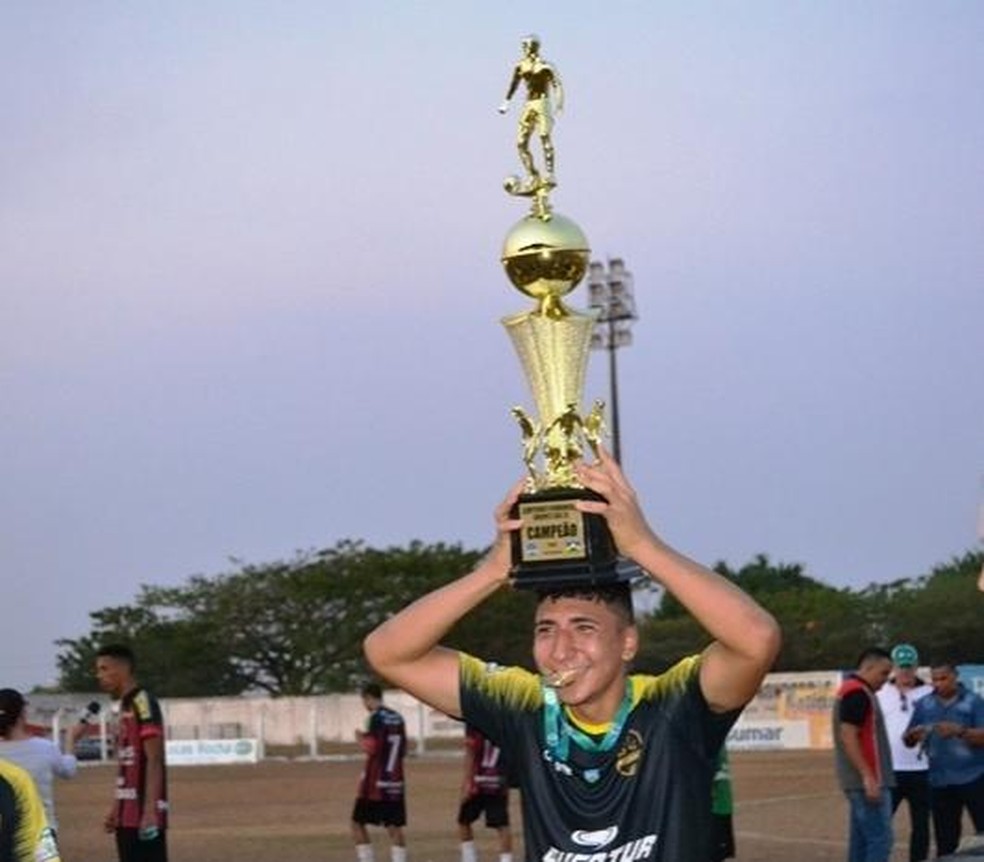 Alexander Rondon comemora título estadual sub-20 pelo Vilhenense  — Foto: Divulgação