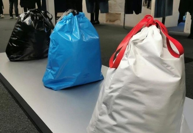 Balenciaga "trash pouch" (Foto: Reprodução/Instagram)