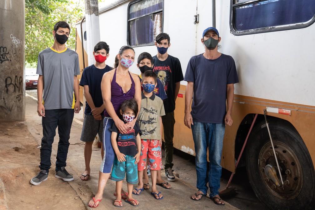 Gilmar, Nilcéia, Giovane, Guilherme, Gustavo, Tiago, Cauê e Brian vivem em motorhome na zona leste de São Paulo — Foto: Marcelo Brandt/G1