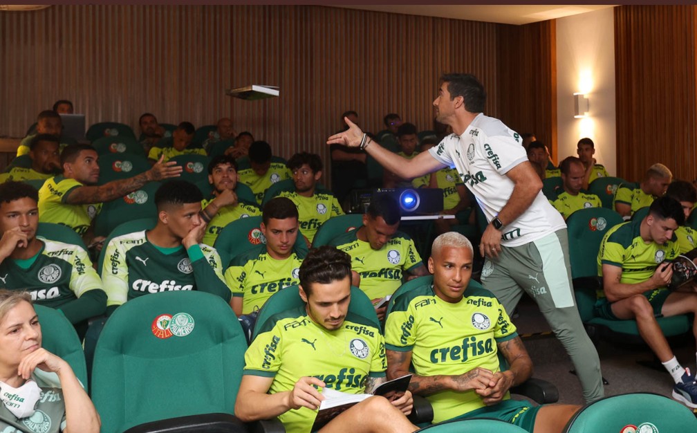 Abel Ferreira joga seu livro para Dudu  — Foto: Divulgação/Palmeiras
