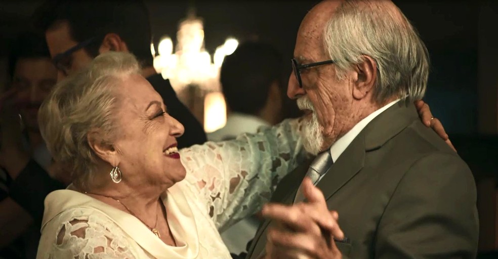 Marlene (Suely Franco) vai ao casamento de Antero (Ary Fontoura) e Evelina (Nívea Maria) vestida de branco, em 'A Dona do Pedaço' — Foto: Globo