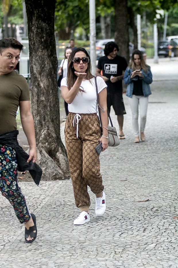 Com o marido, Anitta aparece grifadíssima com look de quase 20 mil