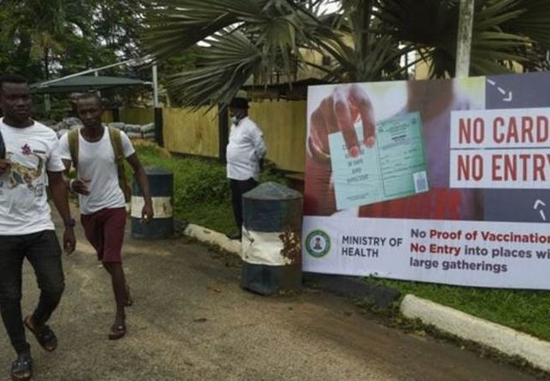 O governo nigeriano exige prova de vacinação para entrar em alguns edifícios públicos (Foto: GETTY IMAGES via BBC Brasil)