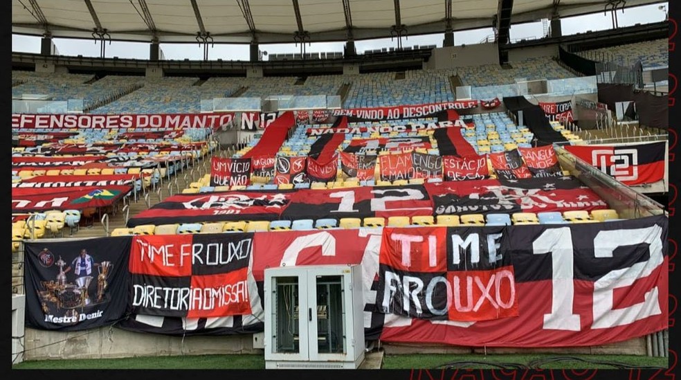 Faixas na torcida do Flamengo, no Maracanã — Foto: Reprodução Twitter