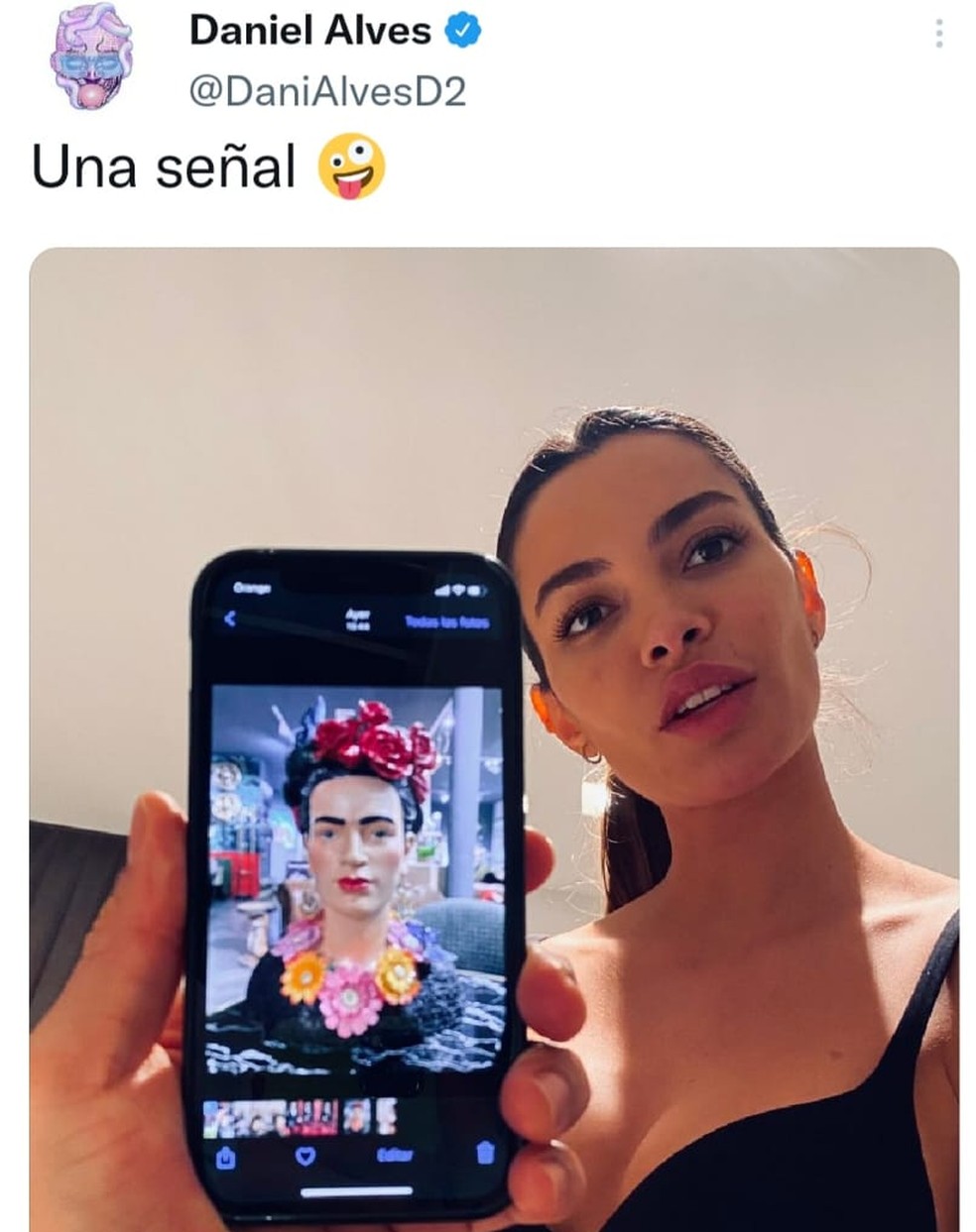 Daniel Alves posta foto da esposa ao lado de imagem da pintora mexicana Frida Kahlo: lateral negocia com o Pumas, do México — Foto: Reprodução/Twitter