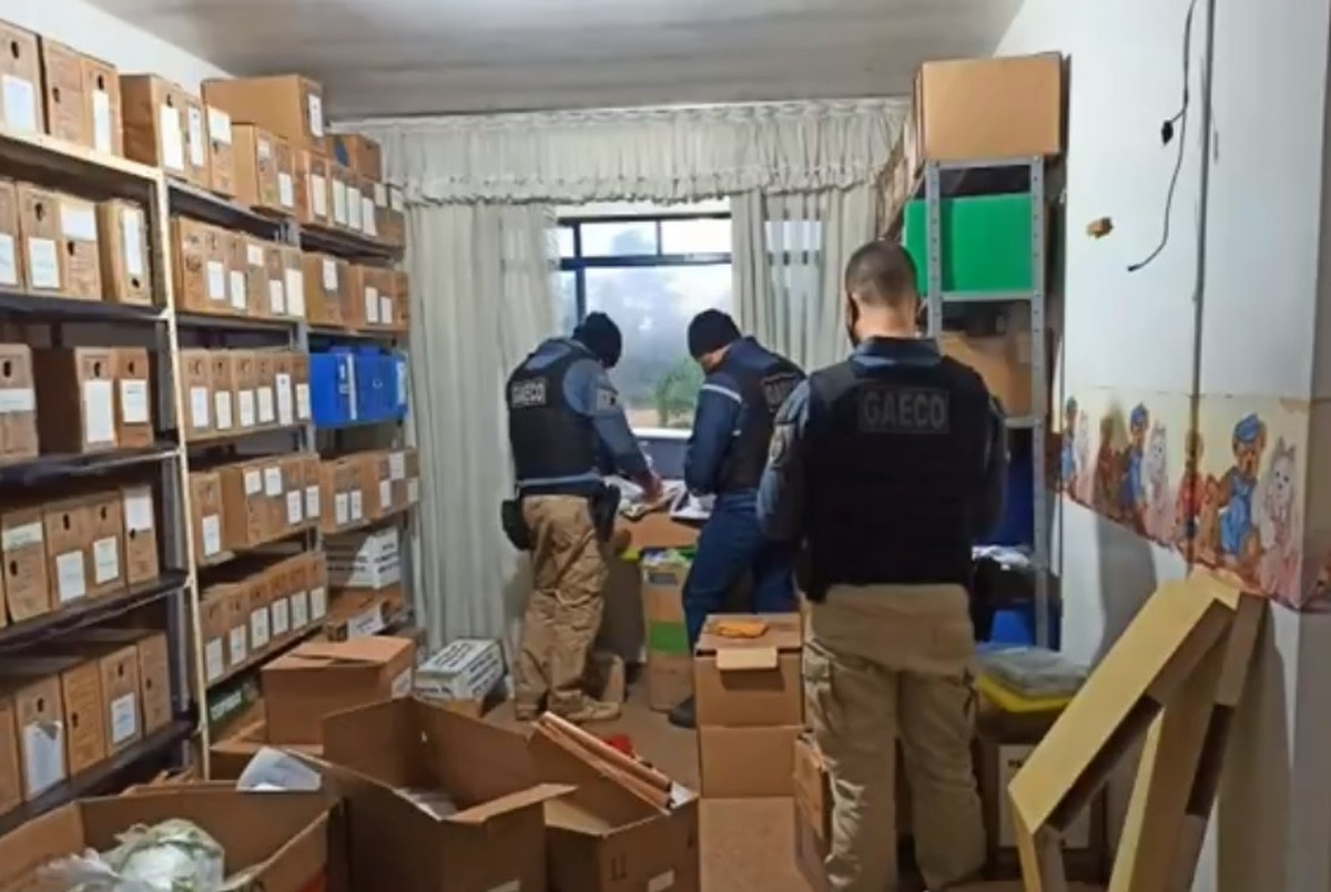 Vizinha de policial investigado encontra pacotes de dinheiro limpando quintal, em Curitiba - Vimarsana News