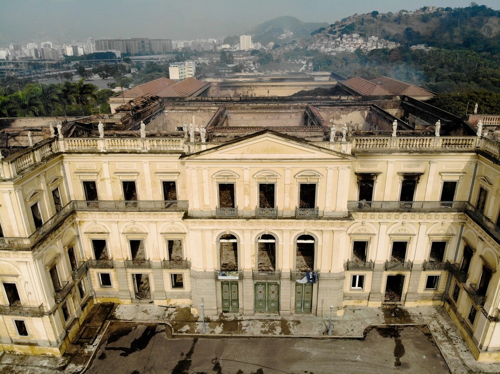 Vista aérea do Museu Nacional, no Rio de Janeiro, destruído após incêndio de domingo (2) (Foto: Thiago Ribeiro/AGIF/Estadão Conteúdo)