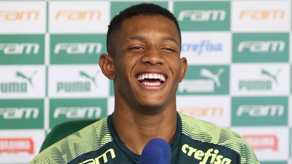 Danilo se assume como substituto de Felipe Melo no Palmeiras e recebe dicas de Abel Ferreira