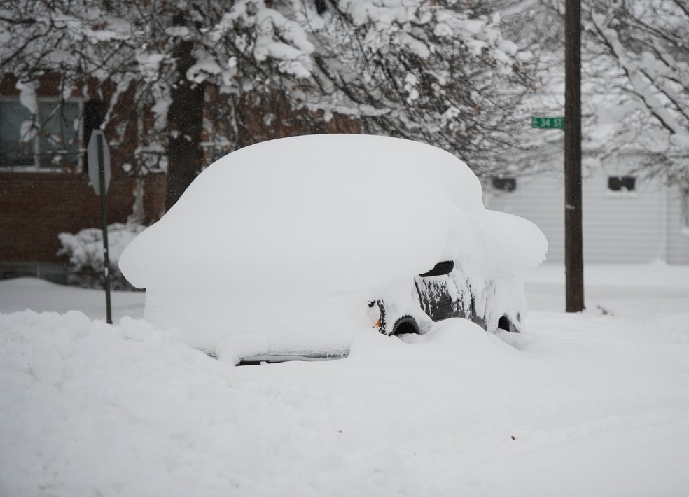 Carro fica debaixo de neve na Pensilvânia, nos EUA (Foto: REUTERS/Robert Frank)