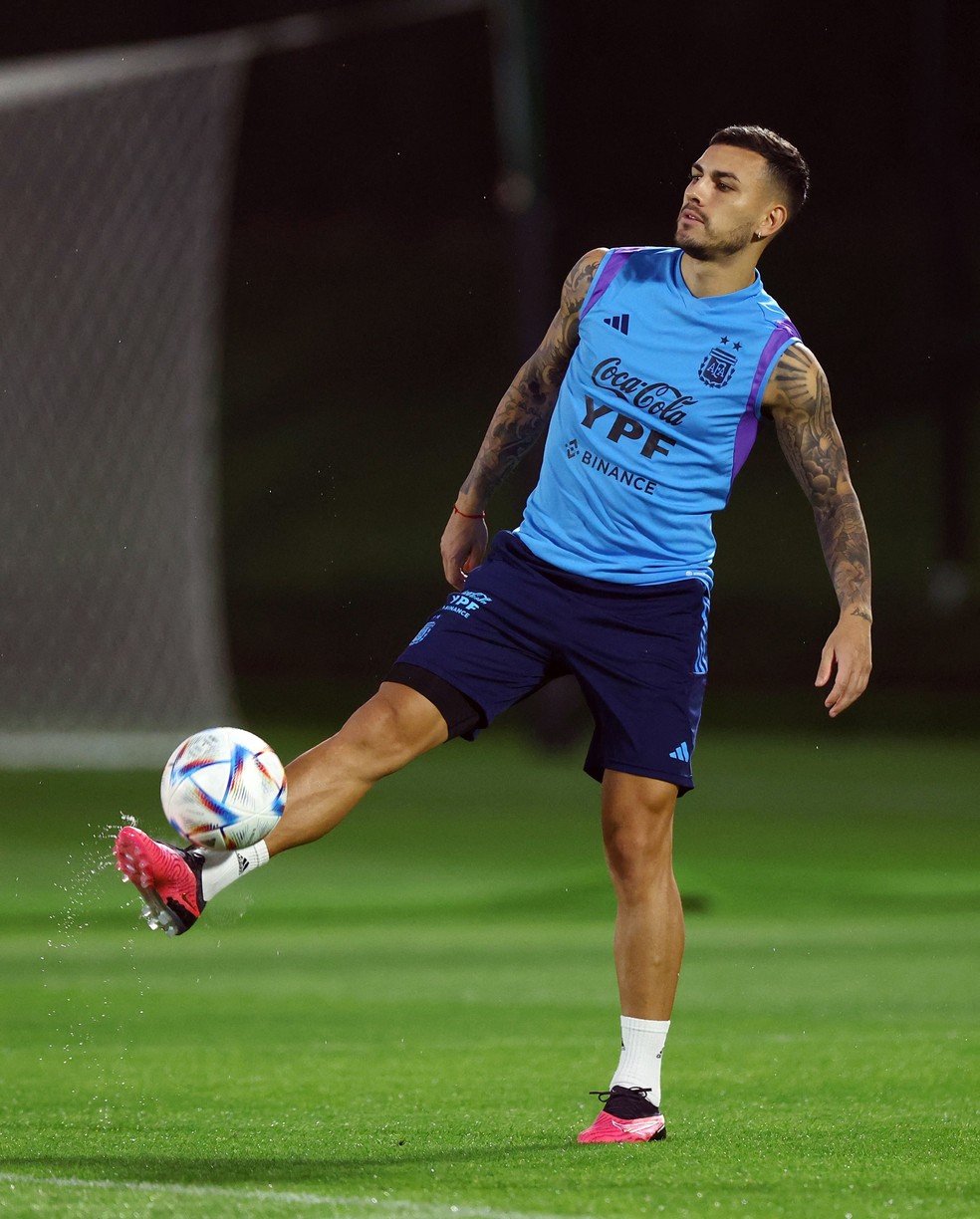 Paredes treinou entre os titulares da Argentina nesta terça-feira — Foto: Reuters
