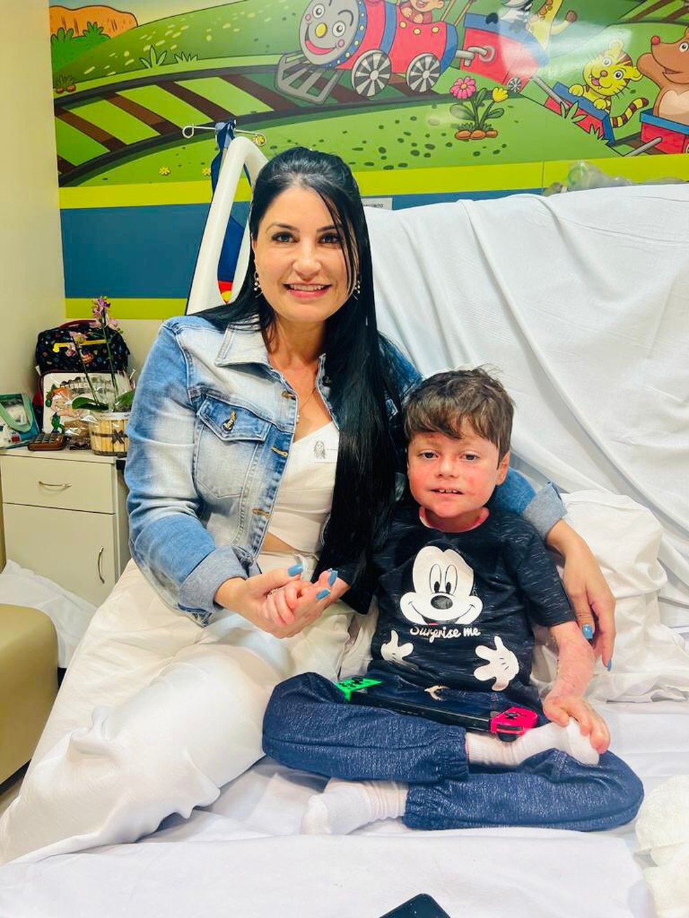 A professora Andrea Oliveira e Gui ainda no hospital &mdash; Foto: Reprodu��o