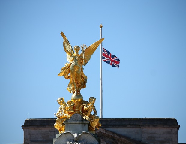 Bandeira da Grã Bretanha é hasteada a meio-mastro em sinal de luto . (Foto: Getty Images)