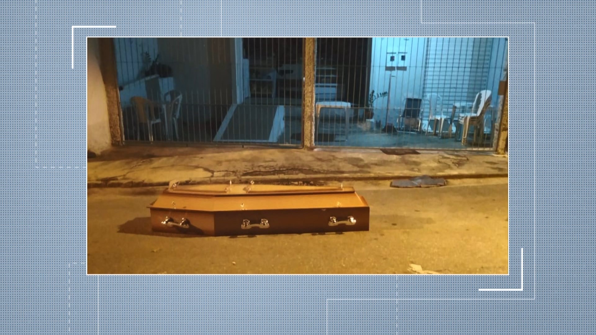 Caixão cai de carro da funerária e é deixado no meio da rua no ES