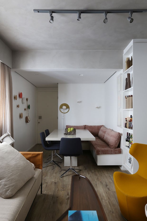 Poltrona Mole é ponto de partida em projeto de apartamento de 90 m² (Foto: Divulgação)