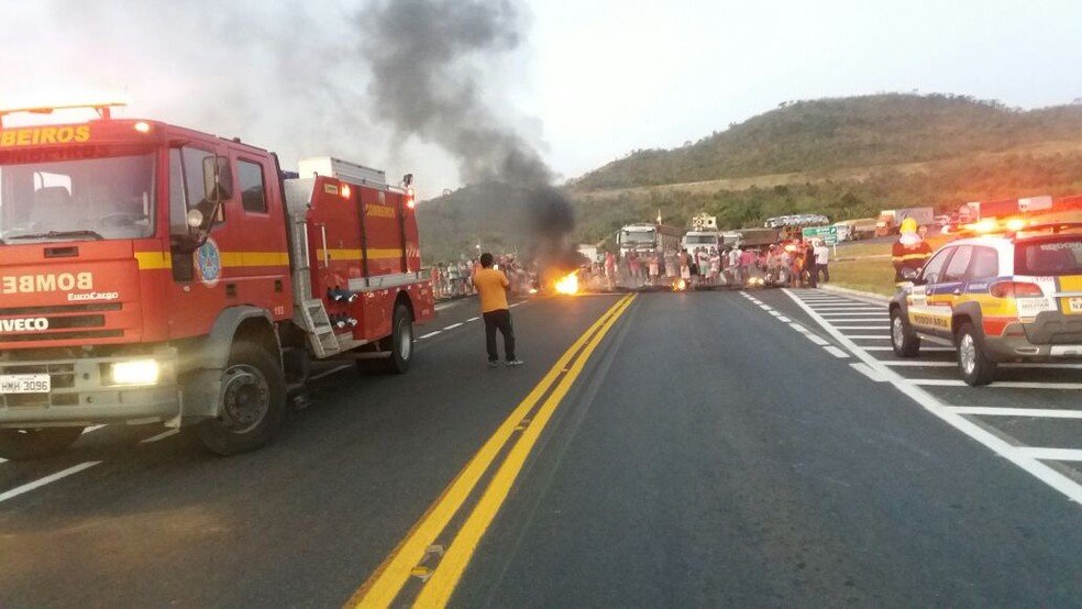 Moradores fecham BR-146 e manifestam ap&oacute;s acidente com &ocirc;nibus de Alagoas (Foto: Corpo de Bombeiros/Divulga&ccedil;&atilde;o)