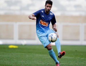 Léo, zagueiro do Cruzeiro, em treino no Mineirão (Foto: Washington Alves/Light Press)