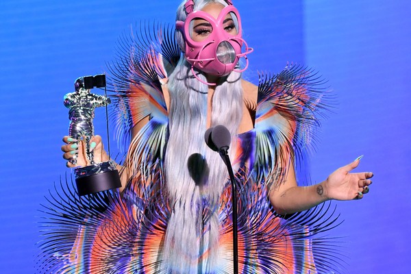 Lady Gaga com um dos troféus vencidos por ela no VMA 2020 (Foto: Getty Images)